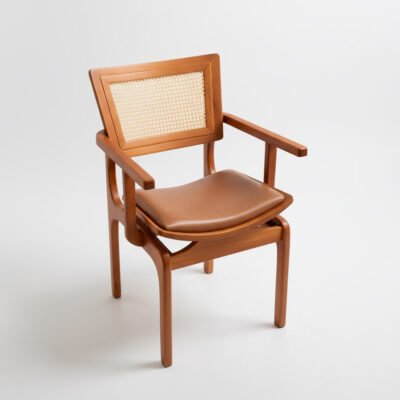 foto de outro angulo de cadeira em madeira maçiça com design leve da Nono Luigi Móveis de SC - Brasil - cadeira Vicent com braços