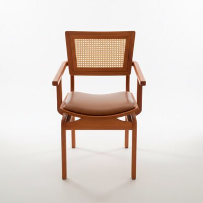 foto de frente da cadeira em madeira maçiça com design leve da Nono Luigi Móveis de SC - Brasil - cadeira Vicent com braços