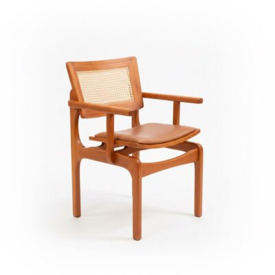 foto de outro angulo de cadeira em madeira maçiça com design leve da Nono Luigi Móveis de SC - Brasil - cadeira Vicent com braços