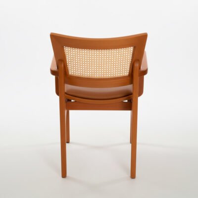 foto de outro angulo de cadeira em madeira maçiça com design leve da Nono Luigi Móveis de SC - Brasil - cadeira Vicent com braços